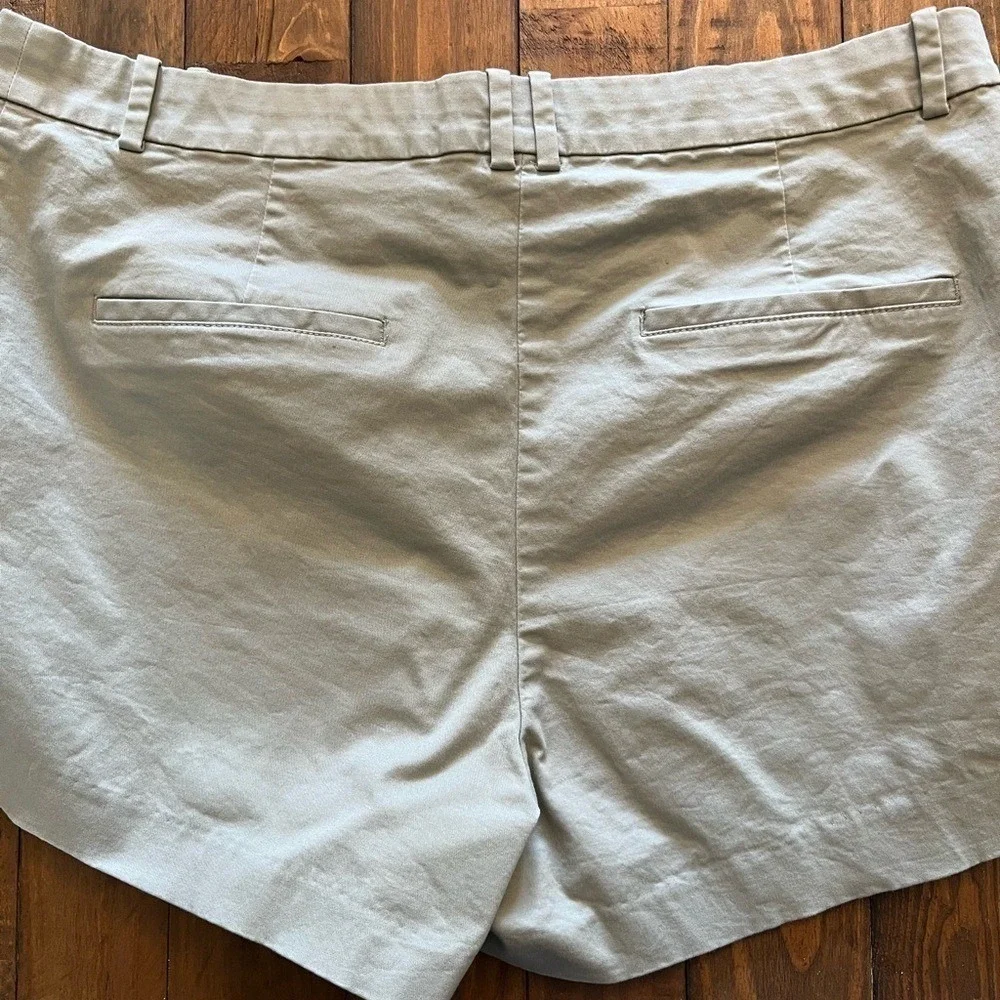 H&M Chino shorts sage green size 16‎ minimalist walking casual summer beach